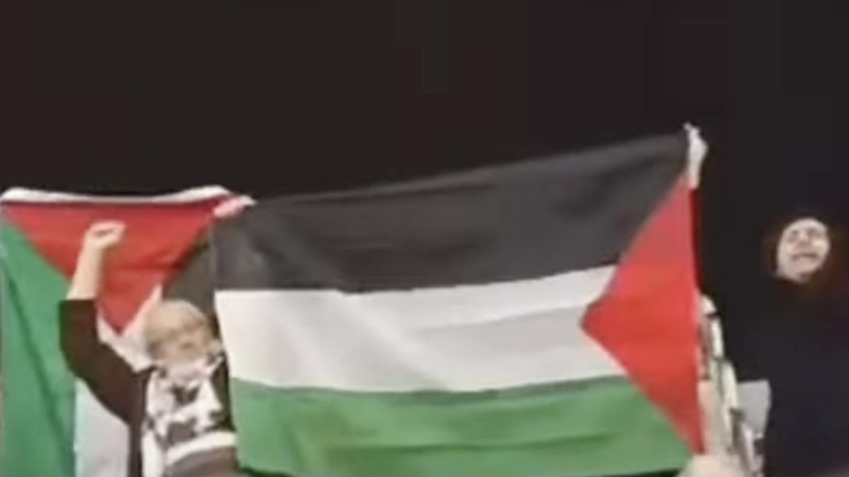 Miembros de la plataforma Canarias por Palestina protestaron el pasado 2 de enero durante el partido entre el Dreamland Gran Canaria y el Hapoel Tel Aviv de Israel, en el Gran Canaria Arena, mostrando banderas del pueblo palestino.