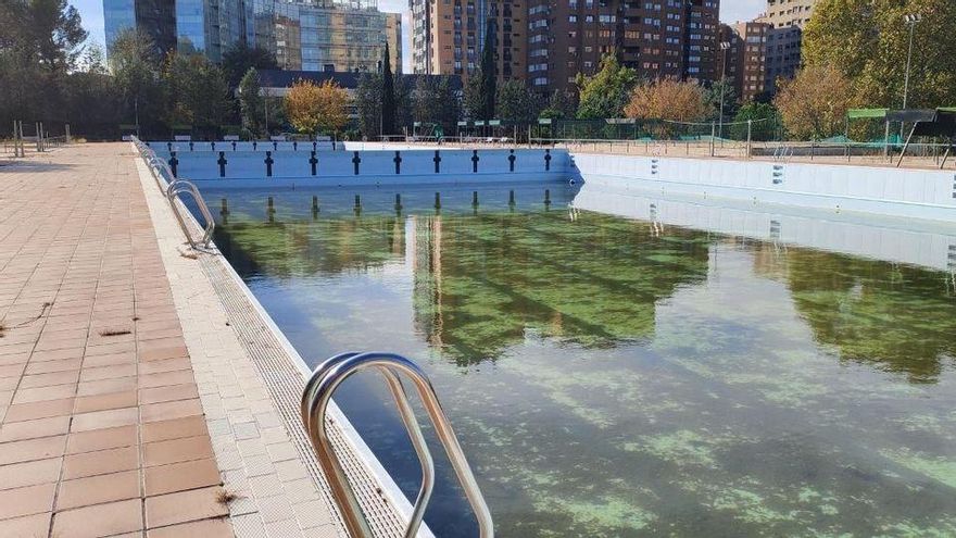 Un edil de Almeida buscó financiación privada para reformar una piscina que el alcalde mantiene cerrada