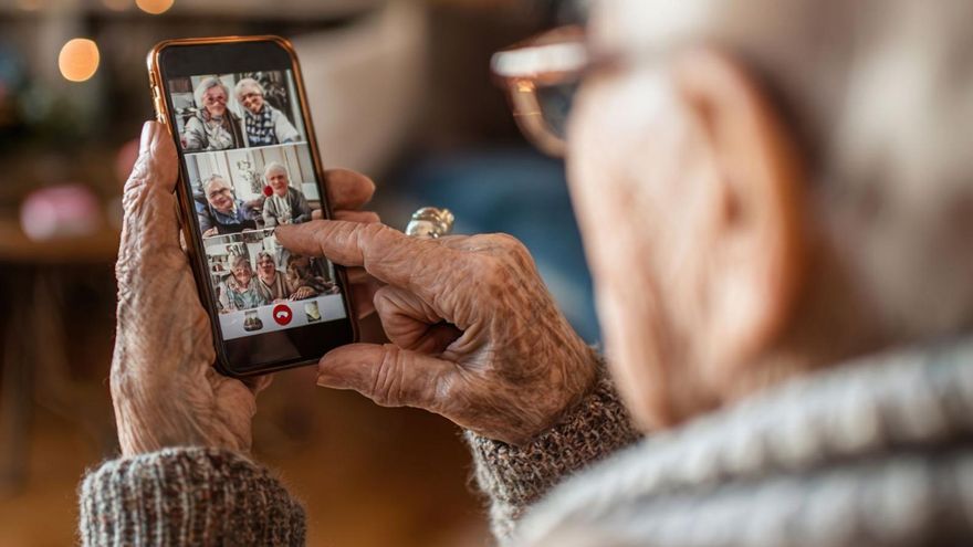 La llamada que rompe el aislamiento: voluntarias de Ejea, en Zaragoza, combaten móvil en mano la soledad no deseada