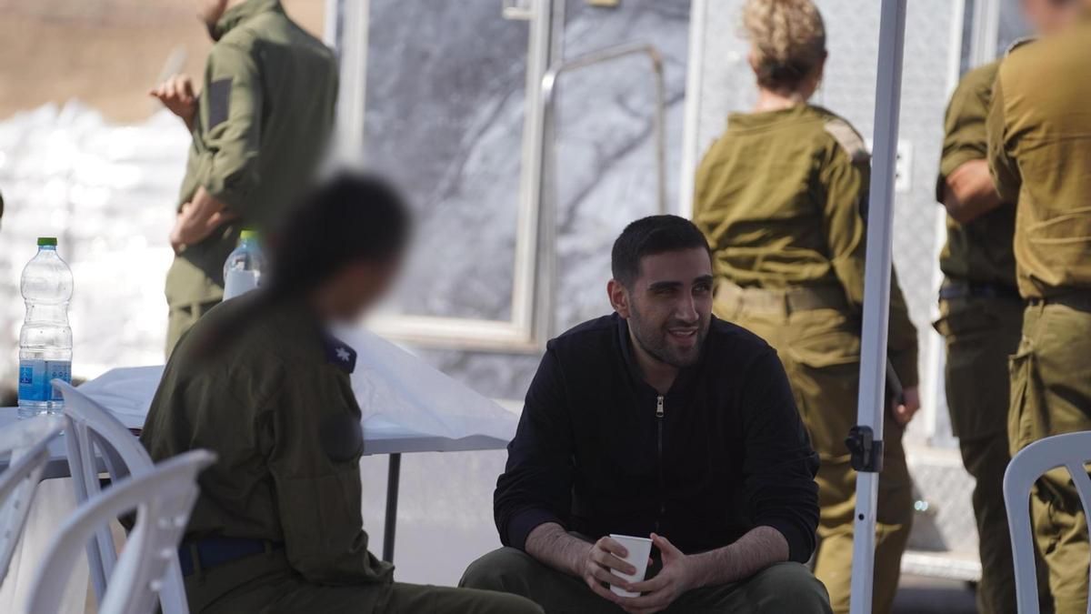 El rehén Segev Halfon, tras su liberación, en Jerusalén este lunes.
