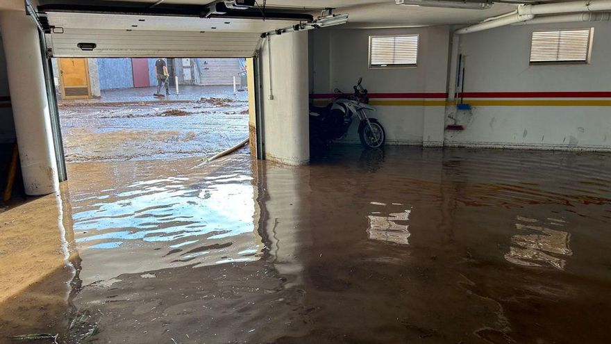 Un garaje inundado tras la rotura de un estanque en Ingenio