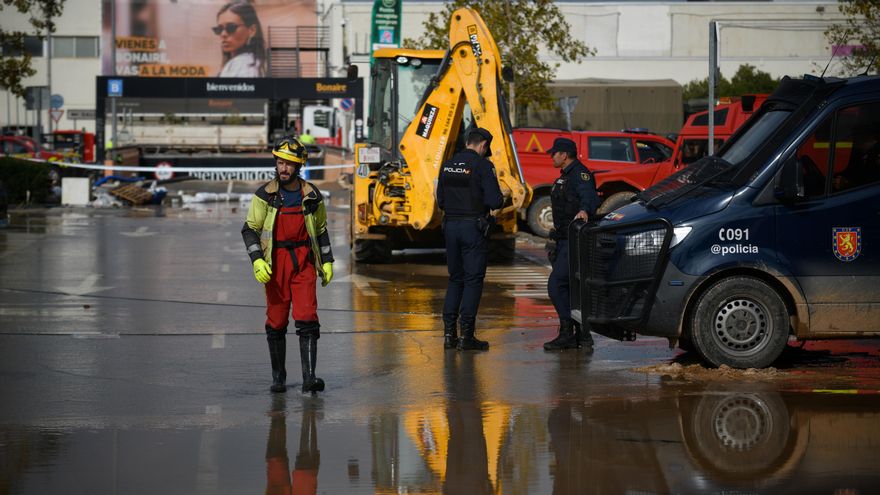 La Policía no localiza cadáveres en los primeros 50 vehículos inspeccionados del parking del centro comercial Bonaire