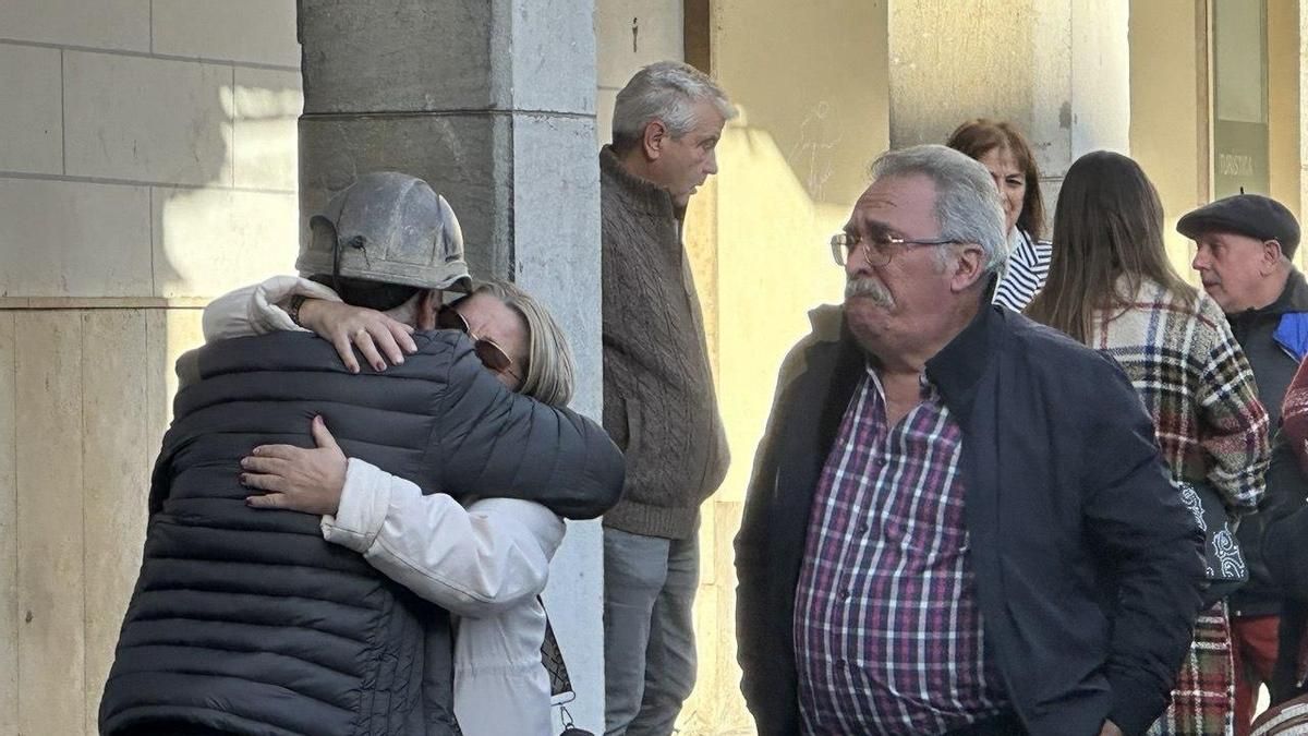 Emoción entre los familiares de los mineros fallecidos hace 12 años.