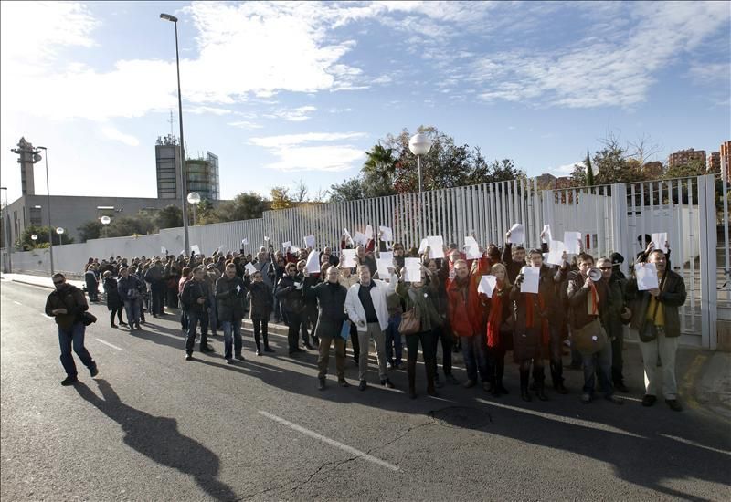 Los trabajadores de RTVV presentan escritos denunciando que les impiden el acceso