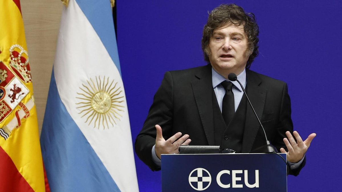 Milei habló de Adorni en España: "Si lo consideraran culpable, lo vuelo, lo eyecto yo de una patada"
