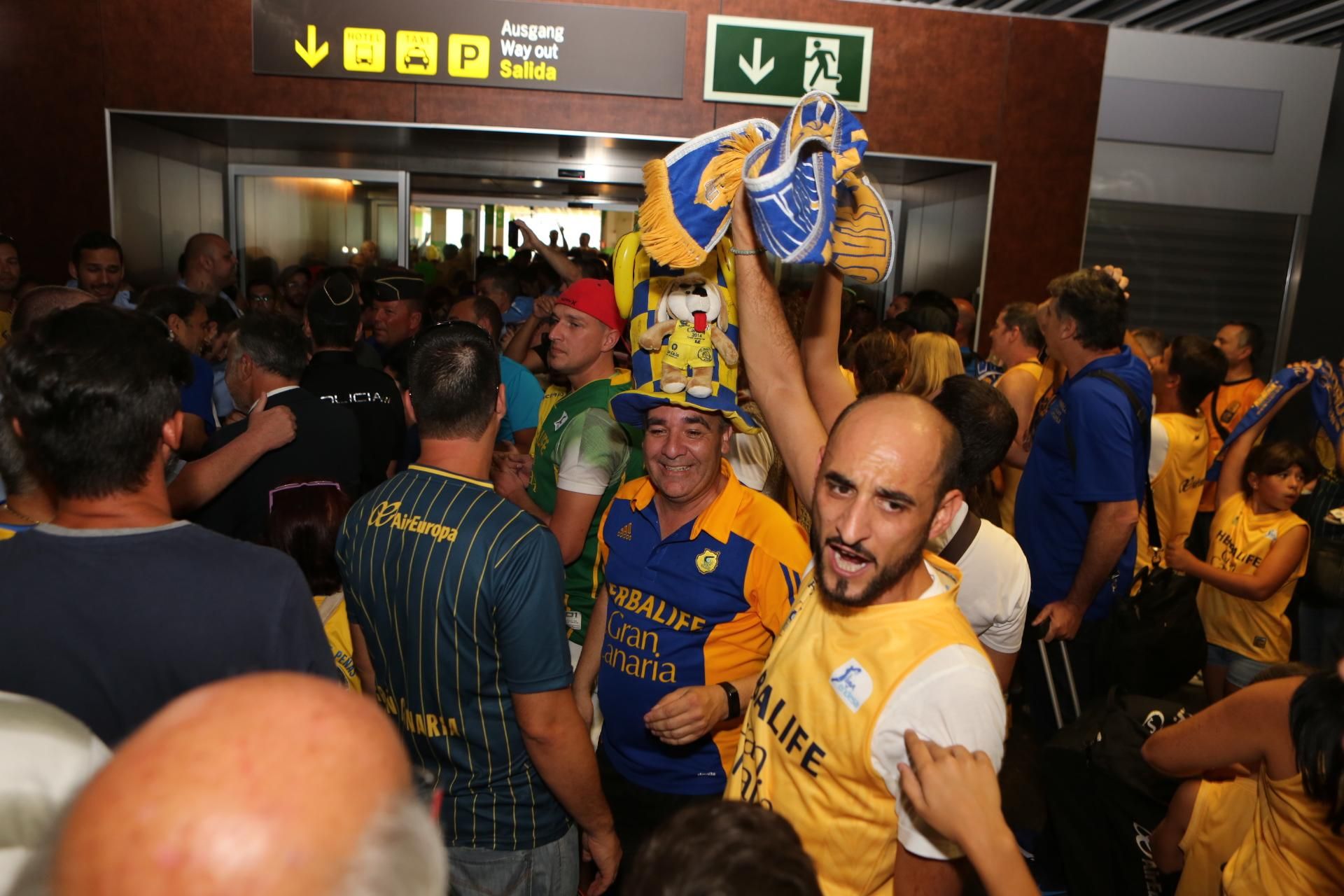 Aficionados en el aeropuerto de Gran Canaria.