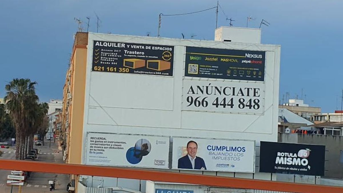 Vallas publicitarias del PP y de la Generalitat.