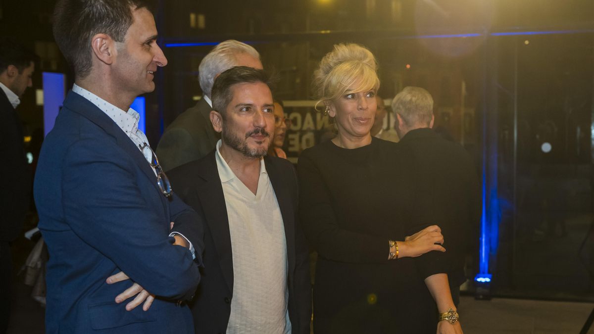 José Pablo López, Sergio Calderón y María Eizaguirre en la fiesta 25 aniversario verTele