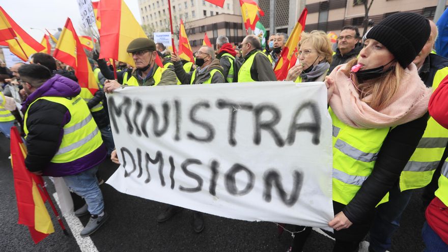 La plataforma de transportistas de mercancías que convocó el paro del sector se manifiesta en Madrid para que el Gobierno "visualice a las miles de familias" que representa el colectivo.