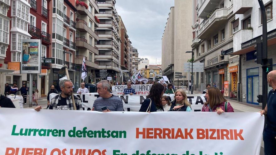Tractores contra placas solares: cientos de personas exigen en Vitoria paralizar proyectos de renovables que "ponen en peligro la vida rural"