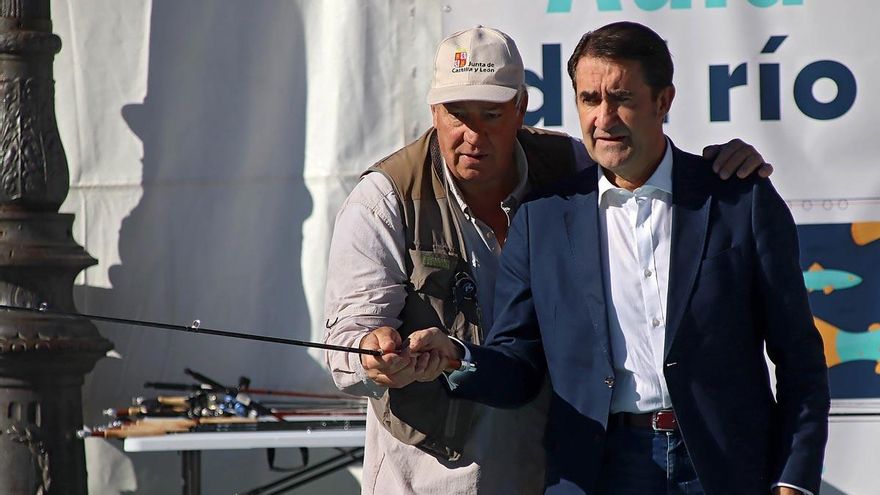 La UPL reclama conocer cuánto se gastó la Junta en poner una piscina para pescar truchas en la Plaza Mayor de León