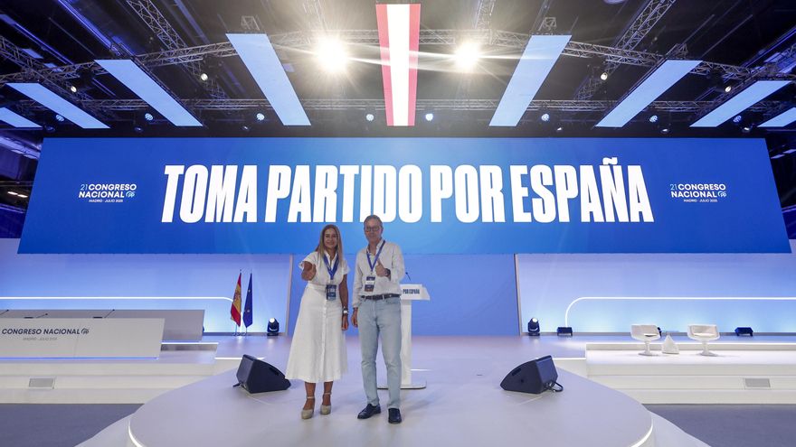 El presidente de la Comisión Organizadora del XXI Congreso Nacional del Partido Popular, Alfonso Serrano (d), visita las instalaciones del recinto ferial Ifema de Madrid. EFE/ Sergio Perez