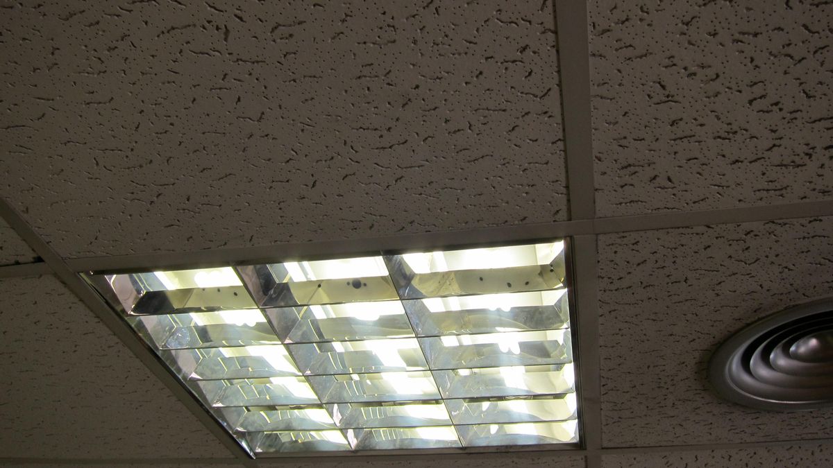 OCU dice que la luz subirá un 30% y alcanzará 1.000 euros al año con la supresión de la tarifa