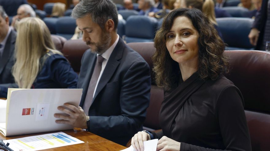 Ayuso inicia su viaje a Ecuador entre acusaciones de "fuga" por la declaración de su novio