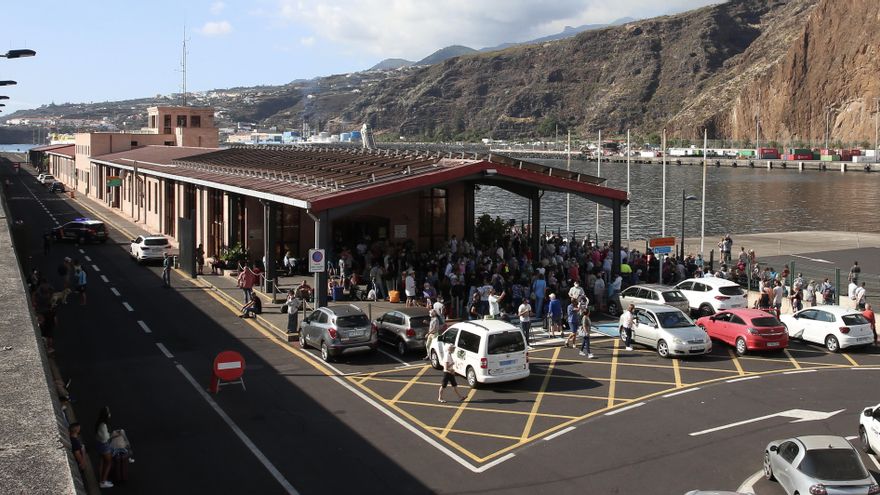 La lluvia de cenizas deja el mar como única vía de salida de La Palma y satura el puerto