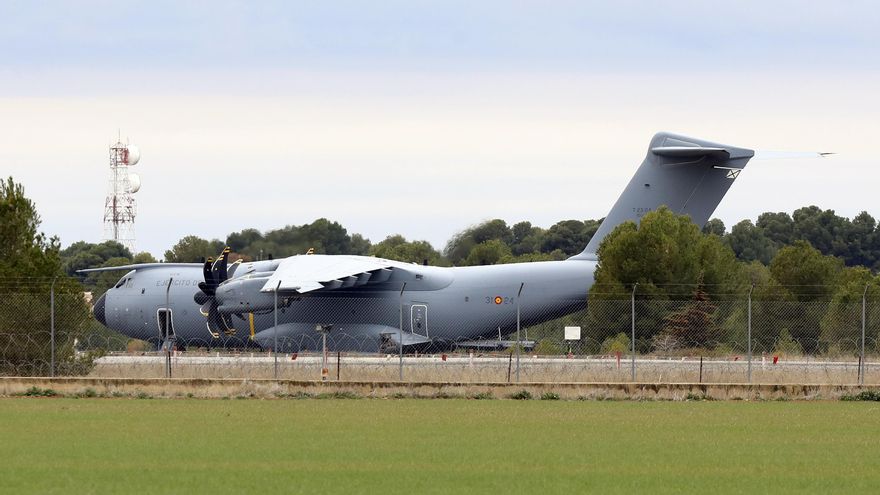 Uno de los aviones del ejército del Aire a su llegada a la base aérea de Los Llanos para recoger el cargamento de armas que enviarán a Ucrania, en la base aérea de Los Llanos de Albacete