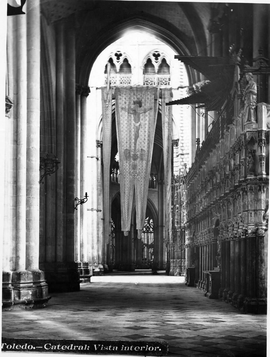Pendón de la batalla de Lepanto, donado por Felipe II a la Catedral de Toledo en 1616, colgado de una de las naves del templo. Años 20.