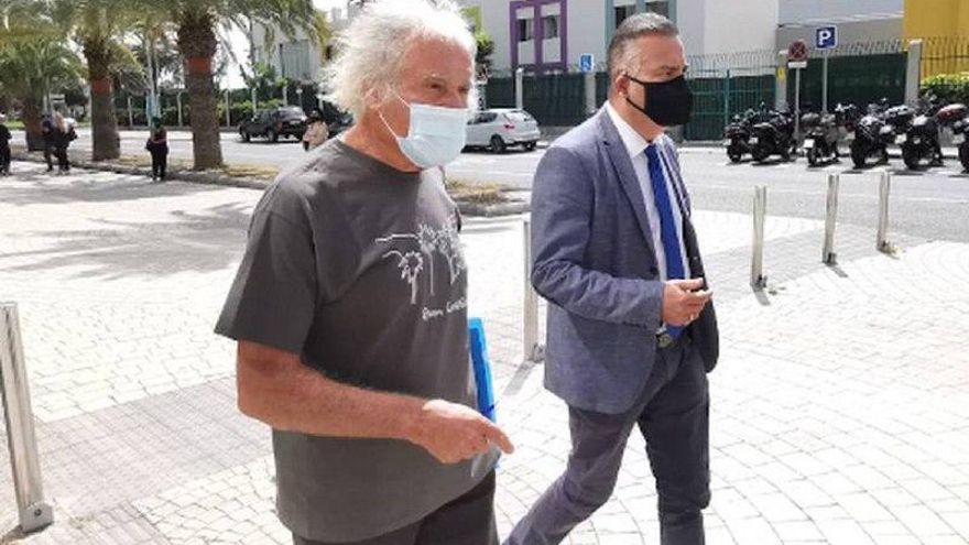 El padre Báez comparece ante la Fiscalía por excusar a Tomás Gimeno