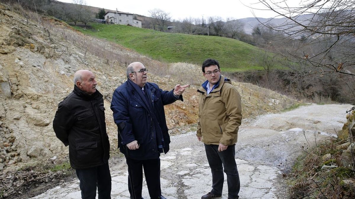 Medio Rural invertirá 20.000€ en reparar un argayo que ha cortado uno de los accesos al helipuerto de Jaedo en Ruente