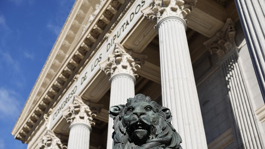 Vista de uno de los leones de bronce que franquean la entrada del Congreso de los Diputados. EFE/Mariscal