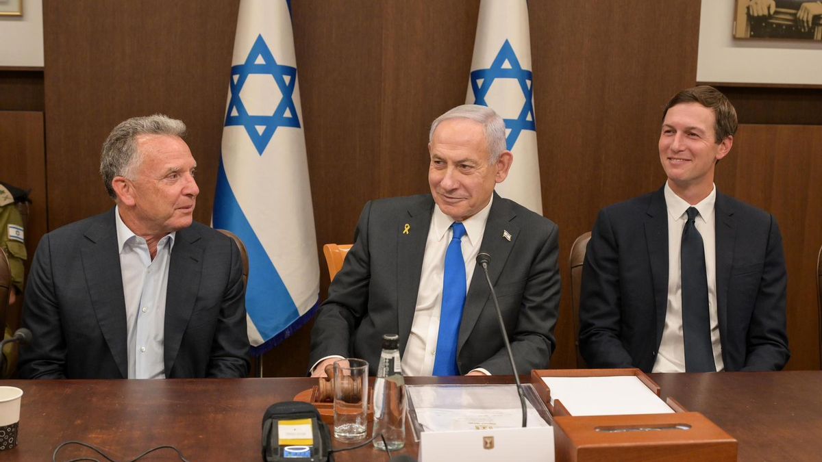 Steve Witkoff, Benjamin Netanyahu y Jared Kushner durante la reunión del gabinete para aprobar el plan de Trump