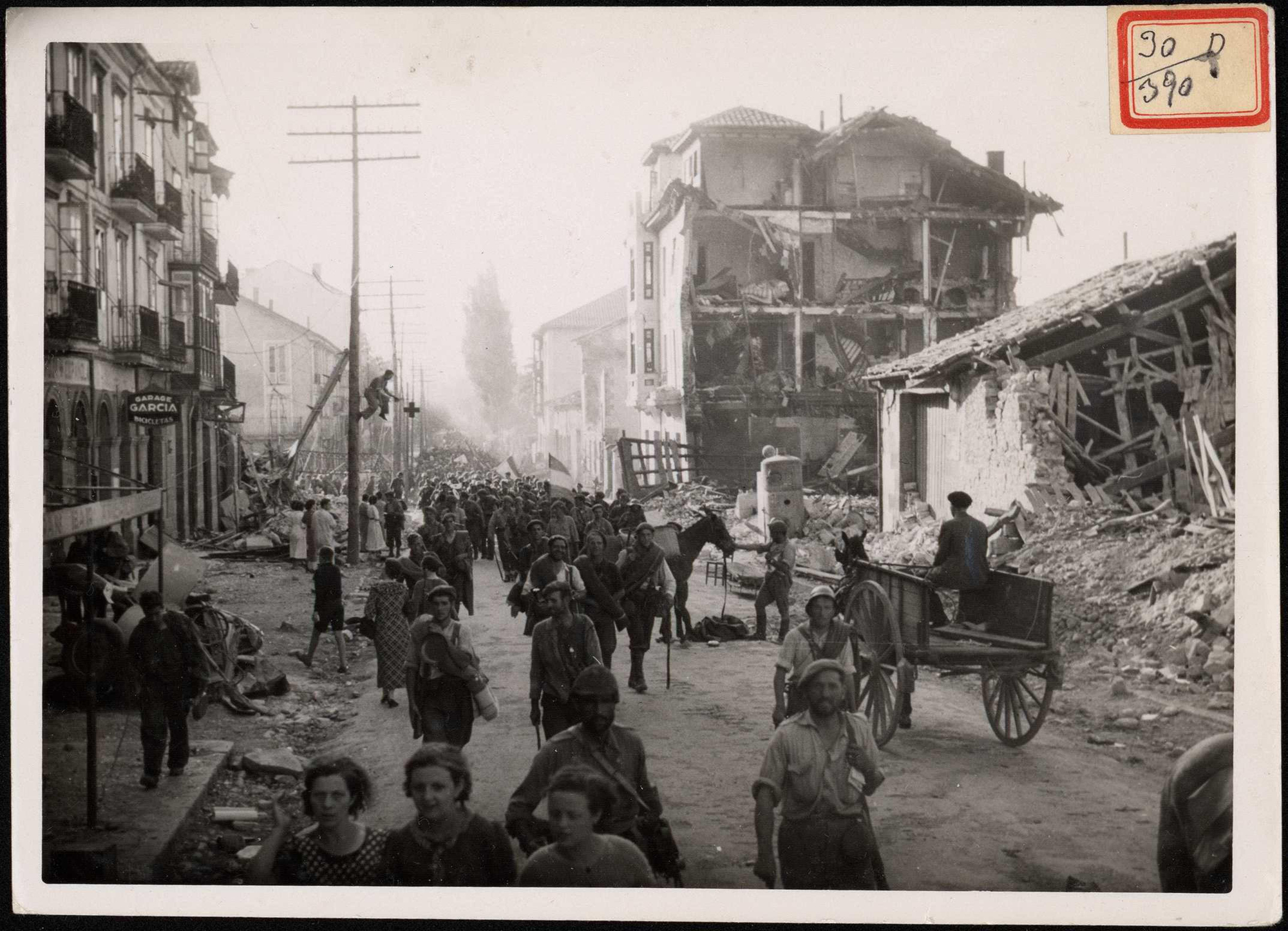 "Vista de una calle de Torrelavega. Las casas fueron voladas en su mayoría por los rojos en su huida". 24 de agosto de 1937