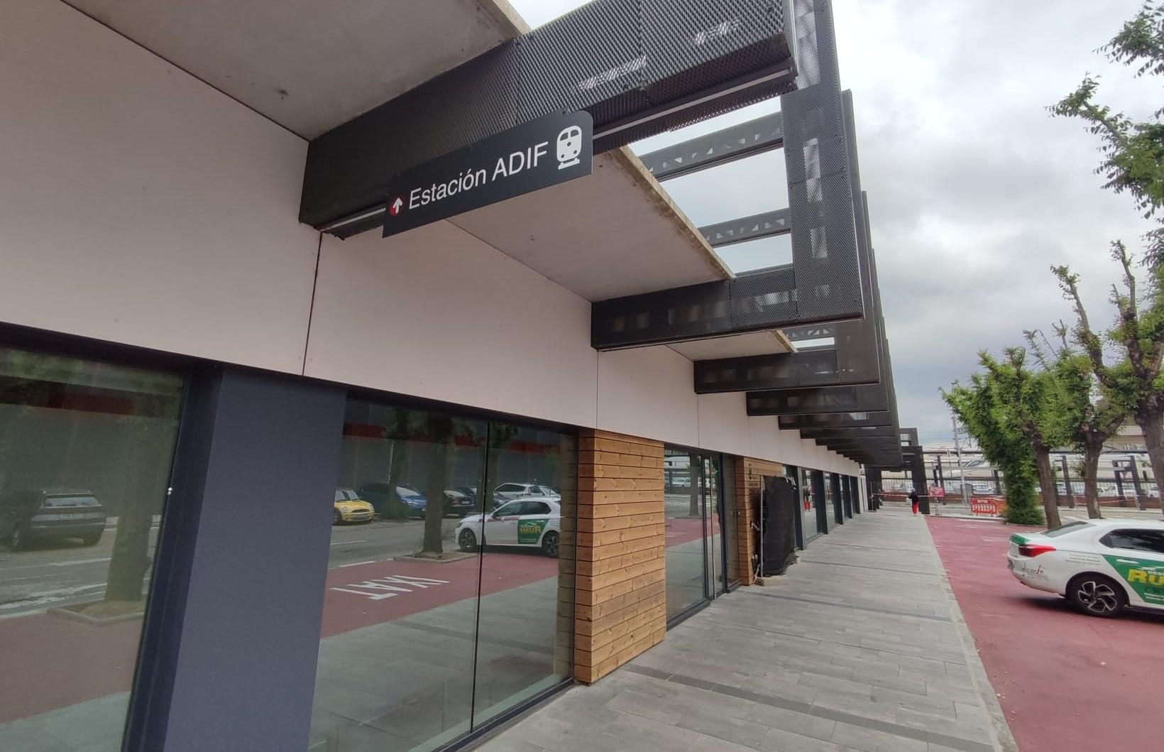 Señalización hacia la estación de ferrocarril frente a la nueva oficina del Centro de Control de autobuses de León.