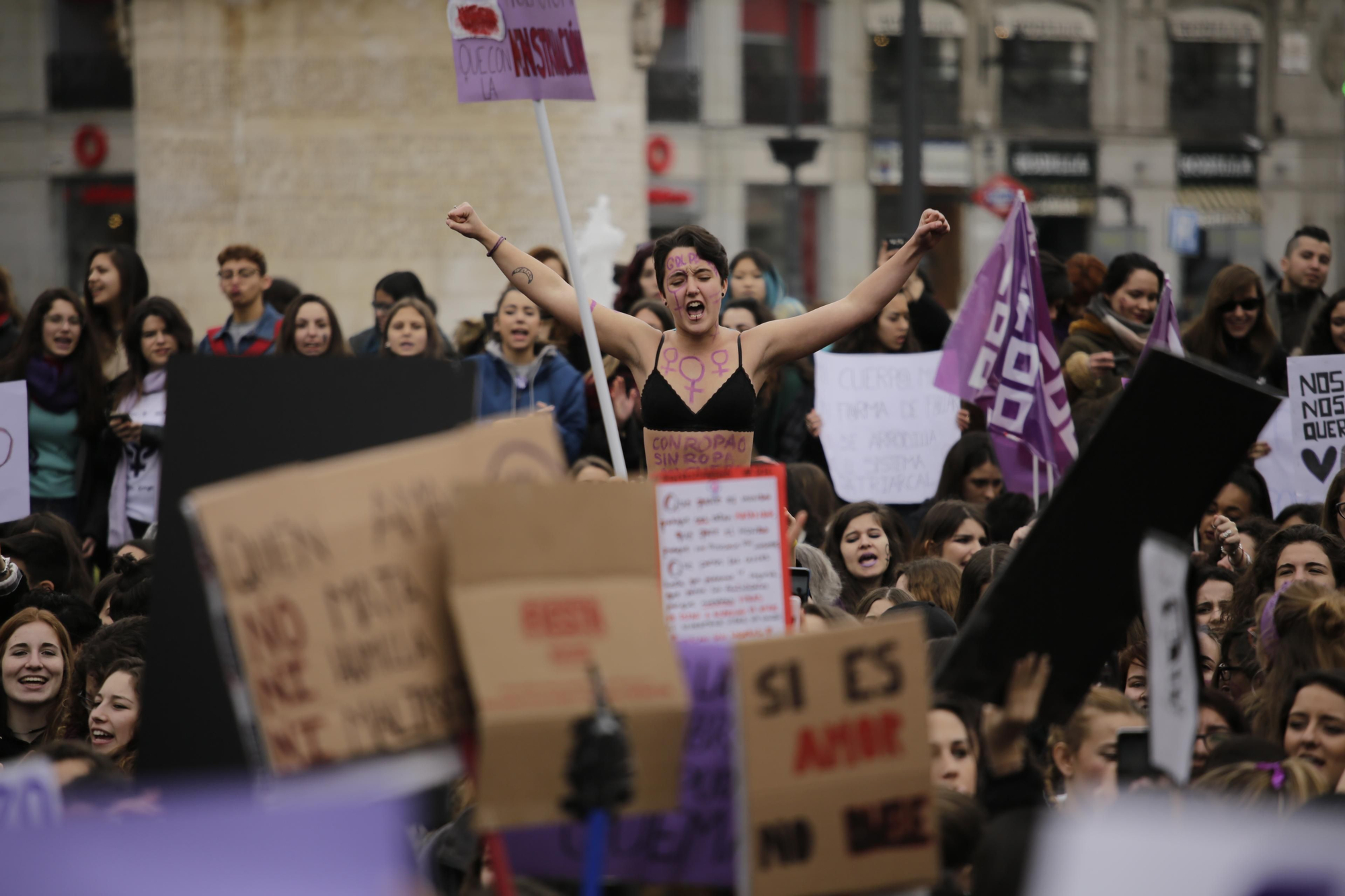 Una multitud feminista se manifiesta en la Puerta del Sol este 8 de marzo.