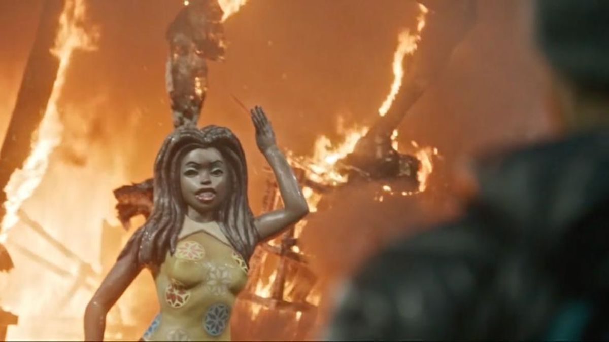 Escena importante de la película, en la que se quema un monumento.