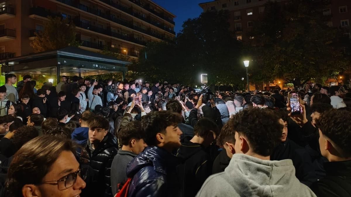 La Policía carga contra los antifascistas durante la protesta contra el acto de Vito Quiles en Zaragoza