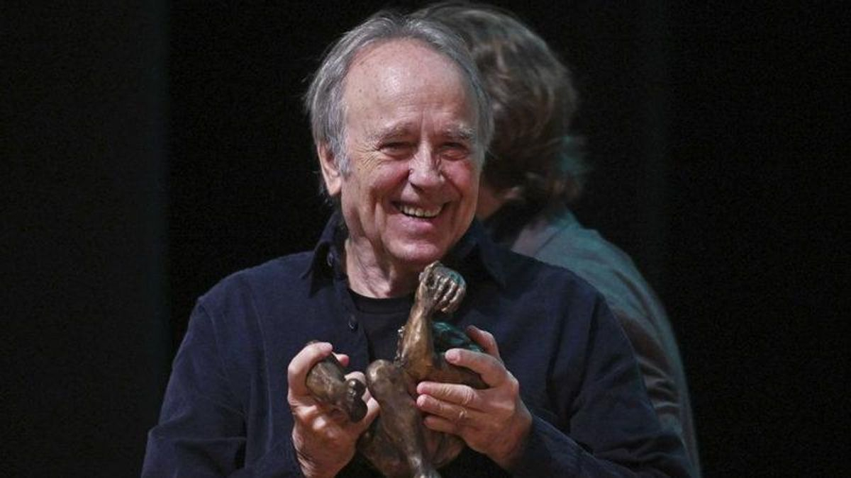Serrat llama en León a “combatir” la “monstruosidad” de la censura
