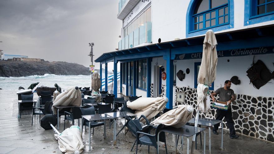 En la imagen, una terraza cerrada por el viento y los efectos del oleaje en la costa de El Cotillo, en el norte de Fuerteventura.