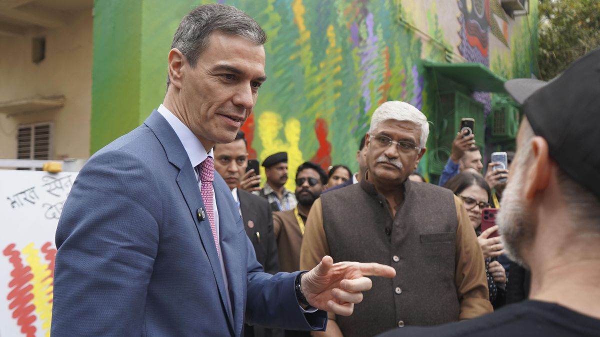 El presidente del Gobierno, Pedro Sánchez, inaugura un mural hispano-indio de arte callejero del artista español Suso33, en el distrito Lodhi de Nueva Delhi. EFE/Lucía Goñi