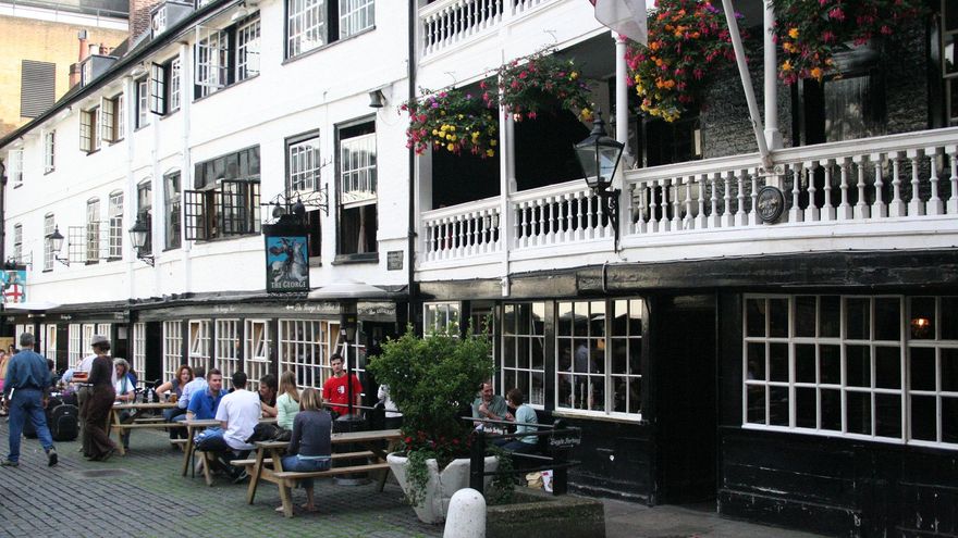 En el George Inn llevan sirviendo pintas desde 1676. Es el pub más añejo de Londres.