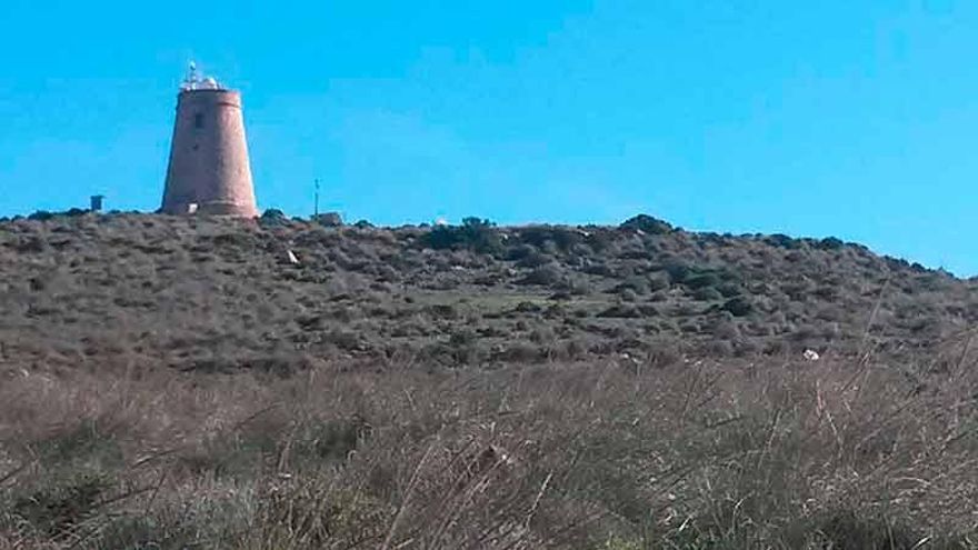 Tem apenas 14 metros de altura, mas é o farol mais alto da Europa e está localizado... em Almeria.