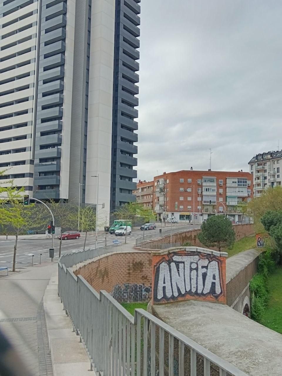 Rascacielos de lujo en el Paseo de la Dirección junto con el Canal Bajo de Isabel II en mal estado de conservación