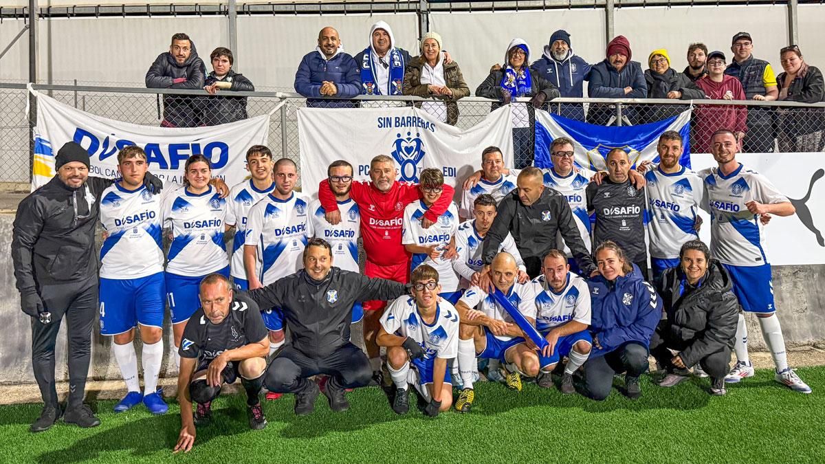 Futbolistas y técnicos del CD Tenerife EDI posan en la Ciudad Deportiva de Paterna