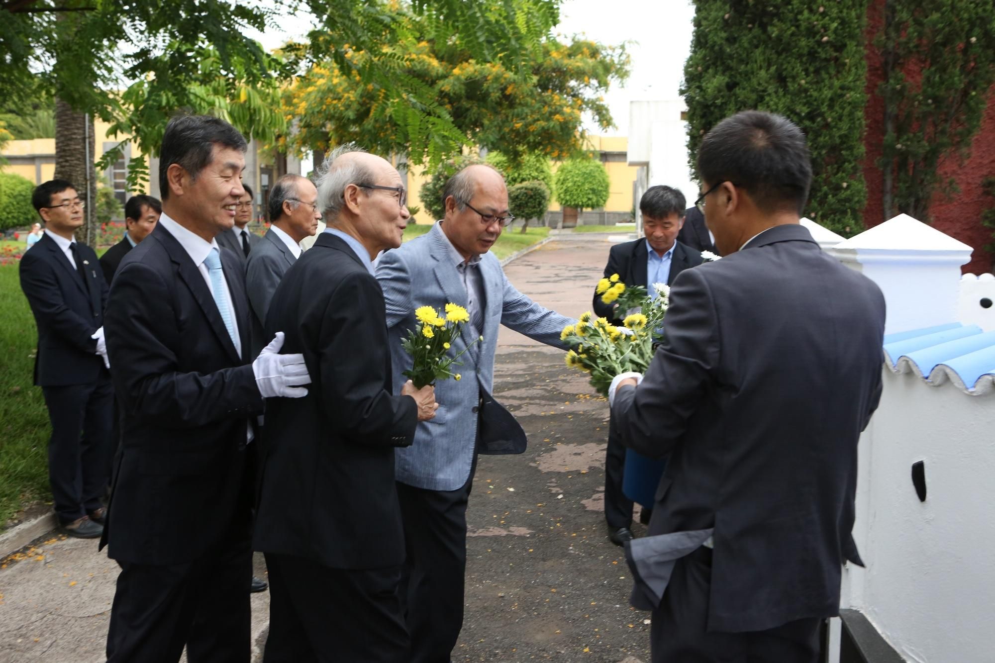 Ceremonia de traslado de marinos coreanos enterrados en el cementerio de San Lázaro (Alejandro Ramos)