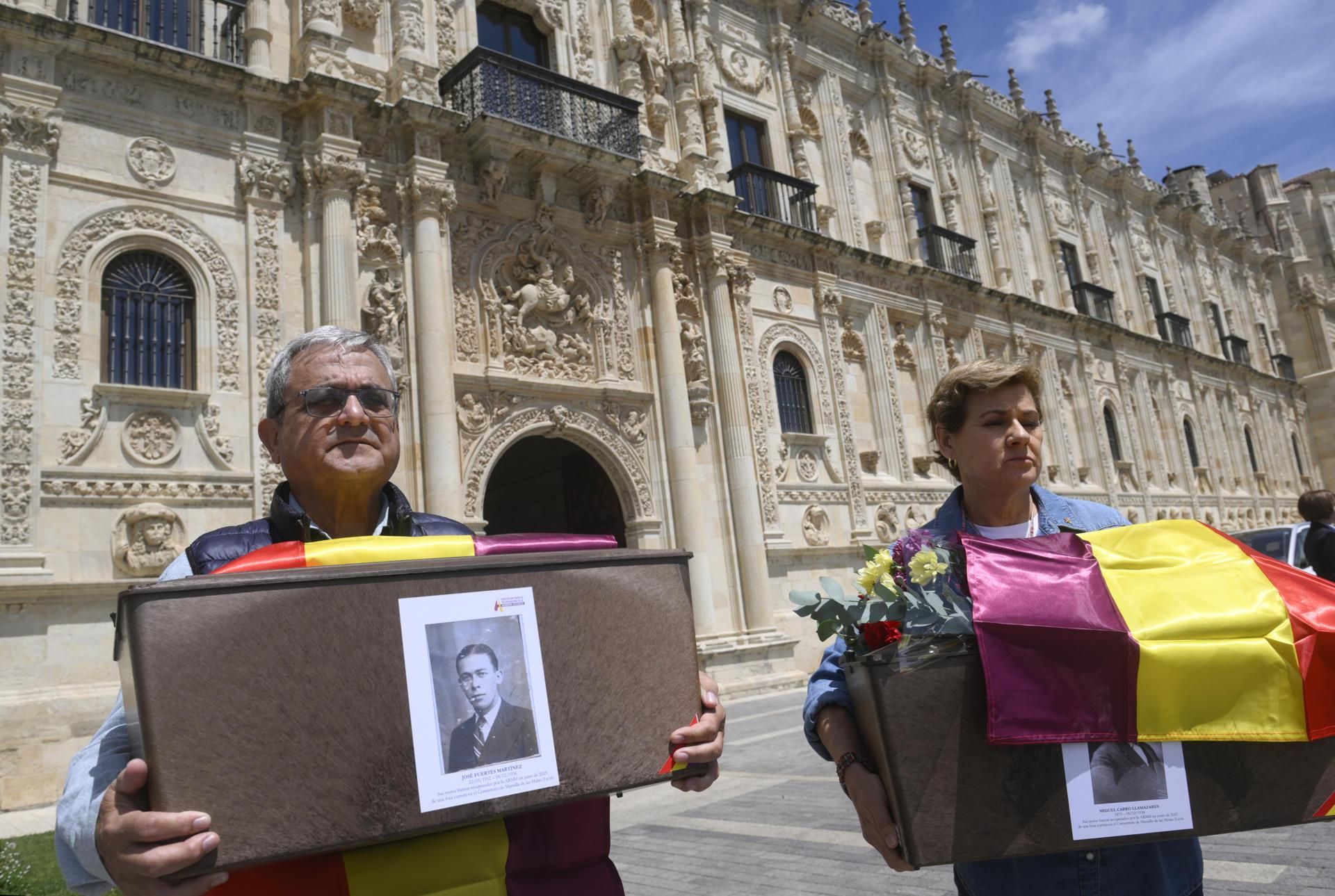 Acto de entrega de los restos de represaliados que ha tenido lugar en el Parador de San Marcos.