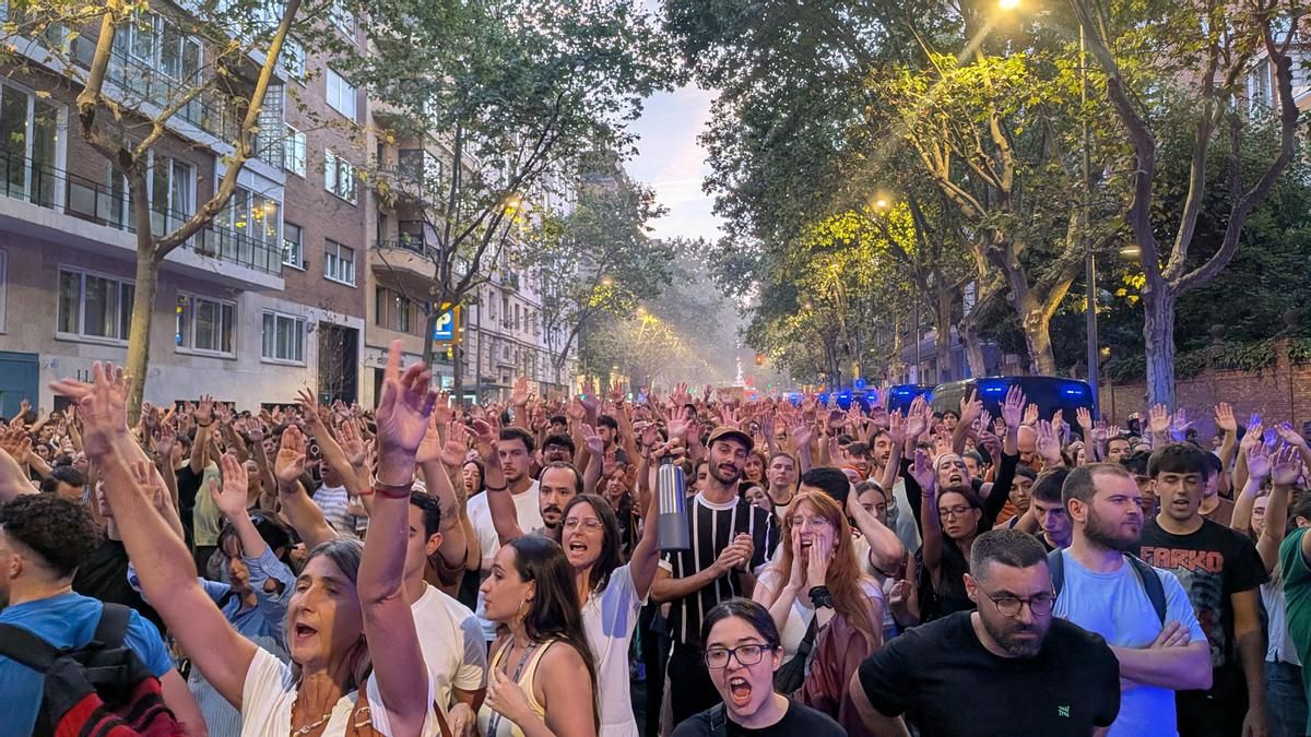 Manifestantes en la protesta de este miércoles por el desahucio de Maricarmen.