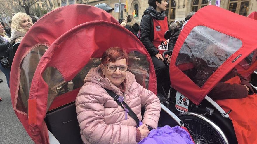 Rosa María, superviviente de violencia machista, en la cabecera de la manifestación del 8M de Barcelona.