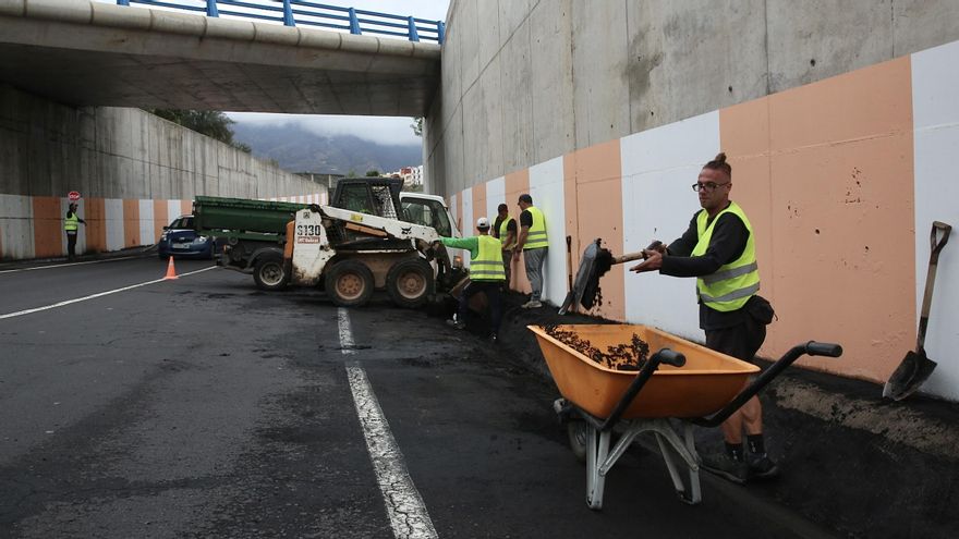 Raides y el grupo de voluntarios, limpiando las cenizas de la cuneta de la carretera