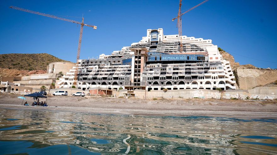 La promotora y tres exalcaldes de Carboneras con el PSOE y el PP recurren la anulación de la licencia del Algarrobico
