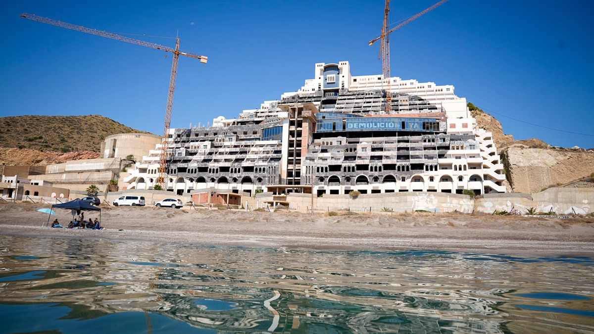 La promotora y tres exalcaldes de Carboneras con el PSOE y el PP recurren la anulación de la licencia del Algarrobico