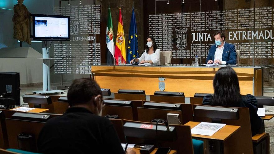La consejera de Educación, Esther Gutiérrez, y el secretario general de la Consejería, Francisco Javier Amaya