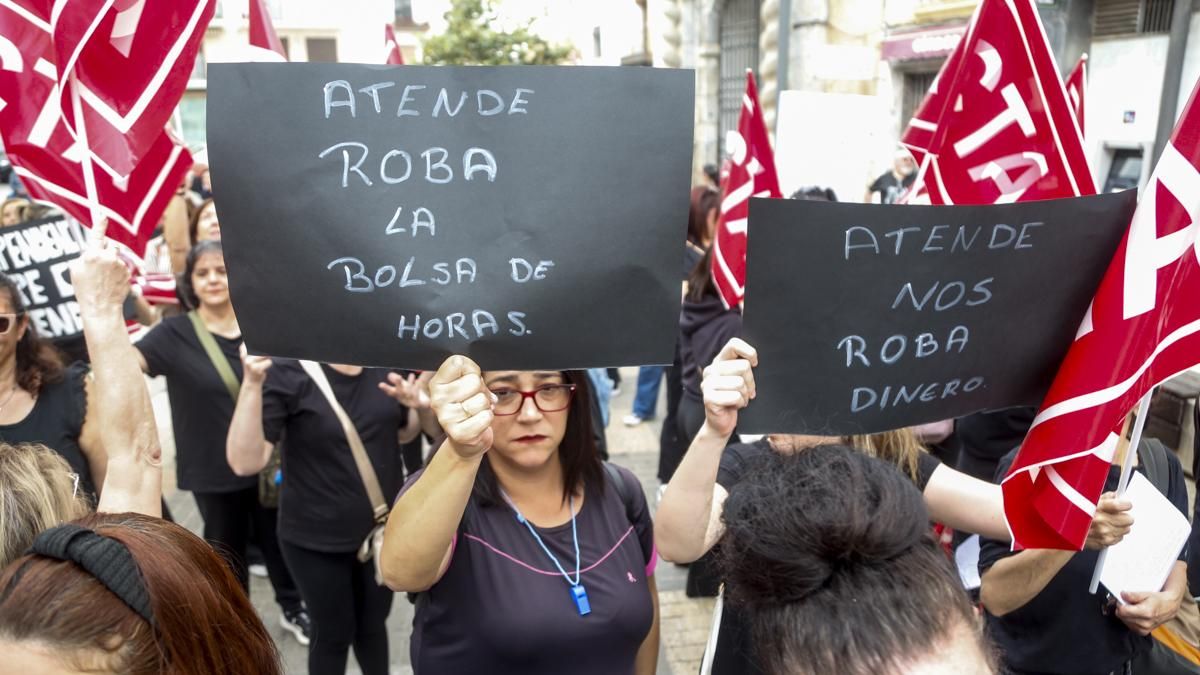 Manifestación de las trabajadoras del Servicio de Ayuda a Domicilio