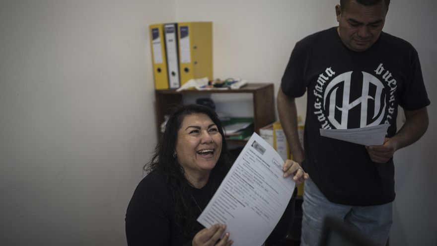 Las ONG se desloman para cubrir el hueco de muchos ayuntamientos con la regularización: "Hacemos lo posible, pero no podemos solas"