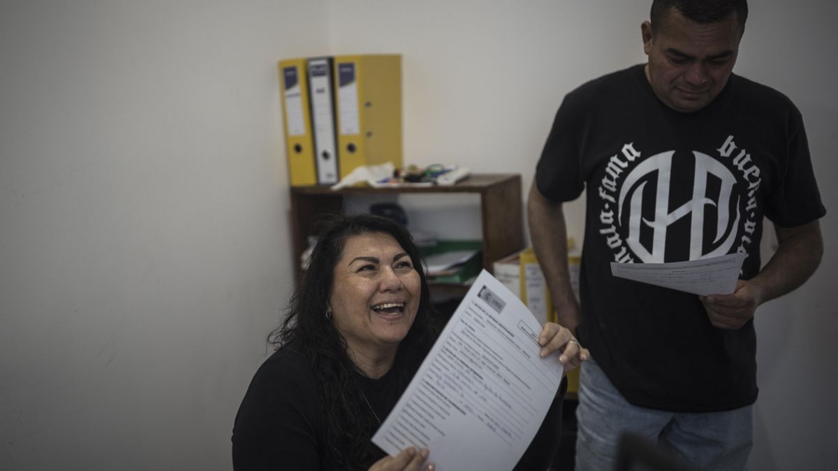 Las ONG se desloman para cubrir el hueco de muchos ayuntamientos con la regularización: "Hacemos lo posible, pero no podemos solas"