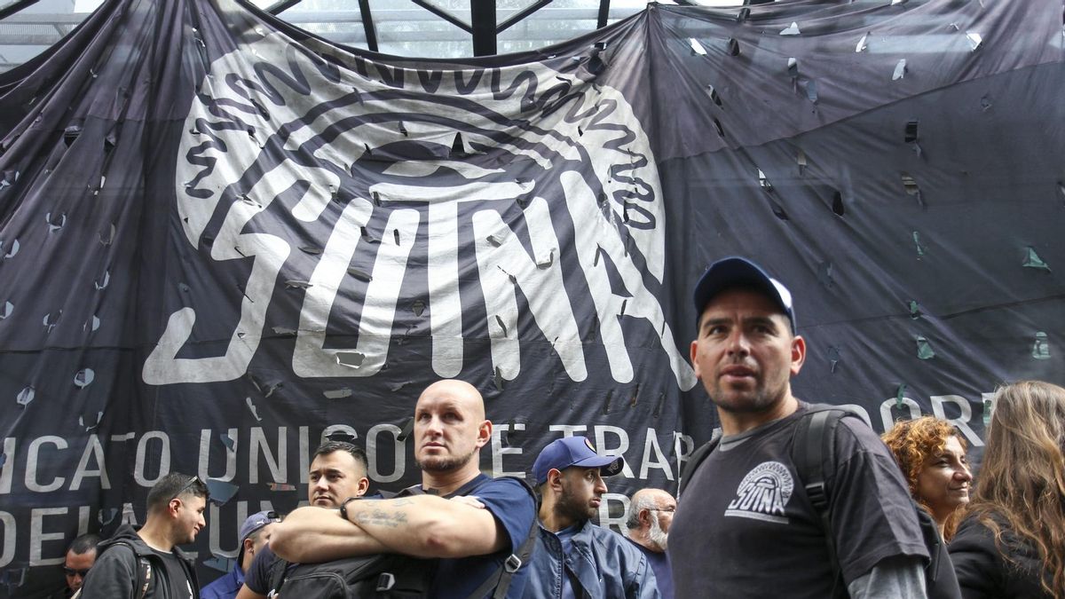 Los trabajadores de Fate realizaron un abrazo simbólico a la fábrica y el Gobierno multará a la empresa