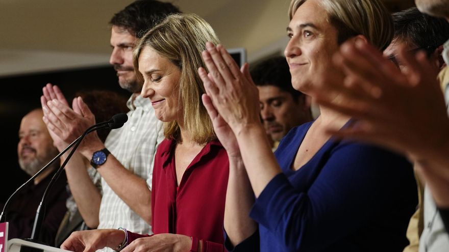 La candidata de los comuns, Jéssica Albiach, acompañada por el ministro de Cultura, Ernst Urtasun, y por la exalcaldesa de Barcelona Ada Colau.